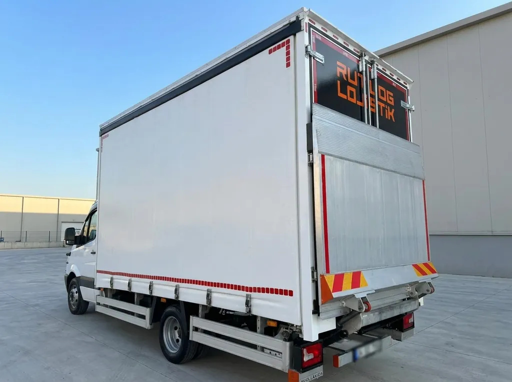 Beyaz liftli kamyon, arkada RUTLOG LOJİSTİK yazısı