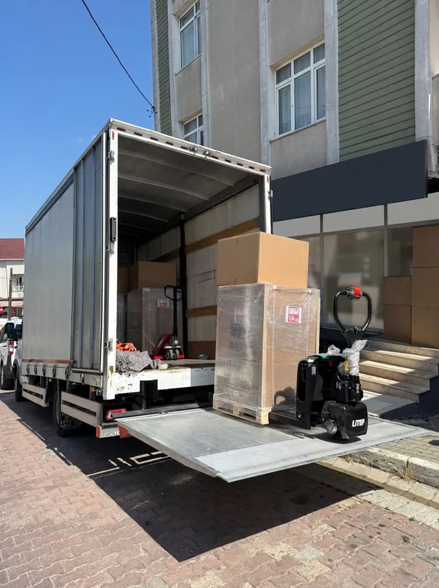 Lift ile mağaza önüne paletli teslimat
